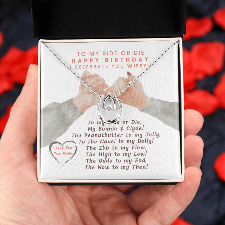 Happy Birthday Wifey - Collar Lucky in Love - Regalo perfecto para la mujer de la que estás enamorado - ¡Te amo, cariño! 